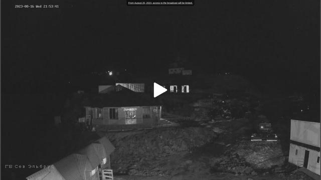 Черно-белое фото дома ночью
