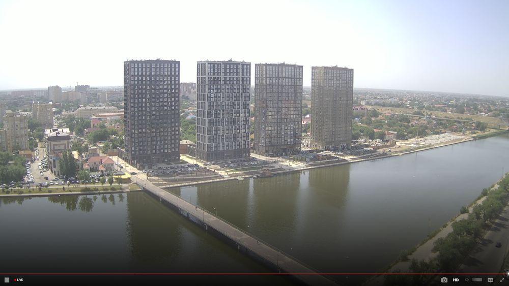 Вид с воздуха на город и реку