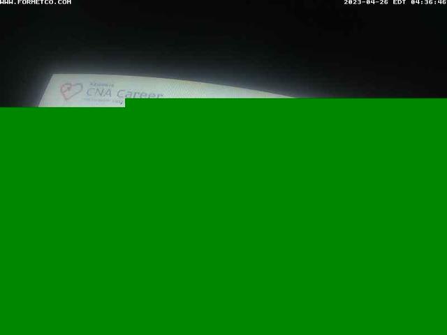 Экран компьютера с зеленым экраном перед ним