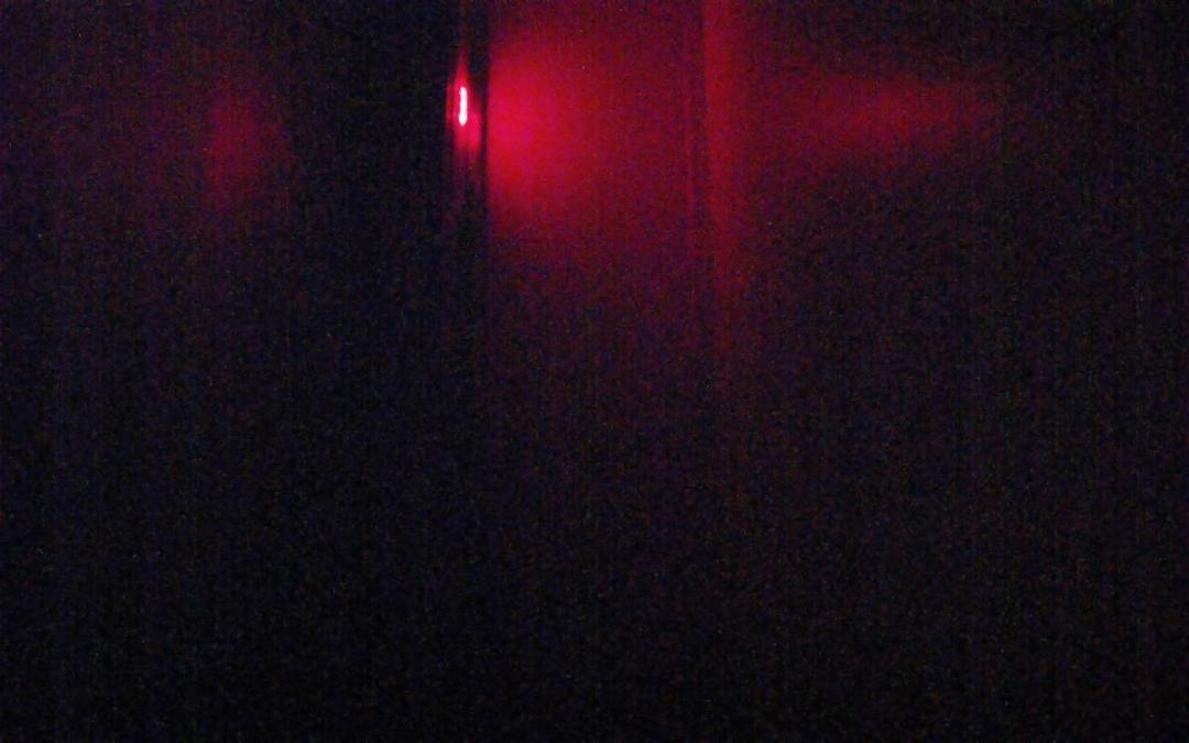 Размытое фото красного света в темной комнате