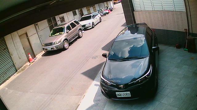 Черная машина припаркована перед зданием