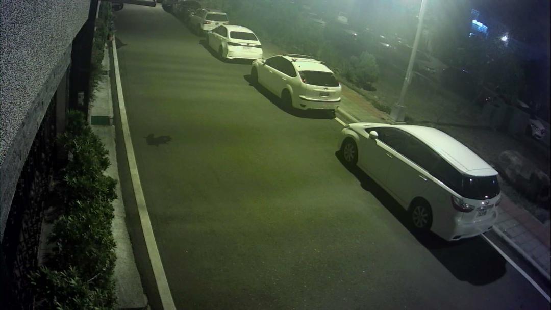 Автомобиль, припаркованный на обочине дороги ночью