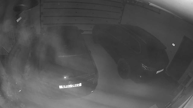 Черно-белое фото автомобиля в гараже