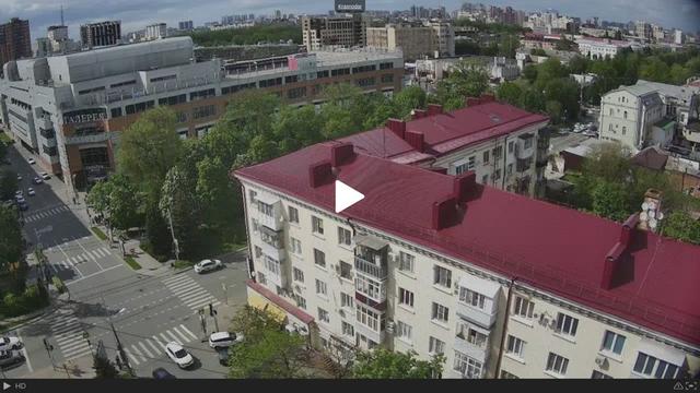 Вид с воздуха на город с красной крышей