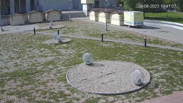 Изображение парка с камнями и травой