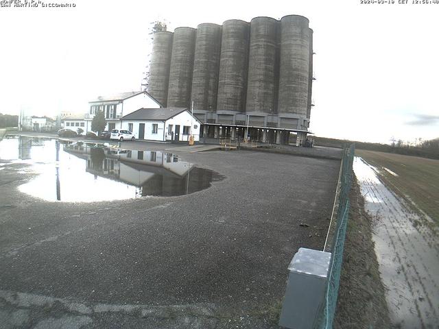 A large grain silos sitting next to a road