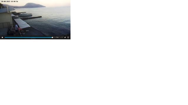 Пляжный курорт Ай-Даниль. Камера также показывает море и гору Аю-Даг.