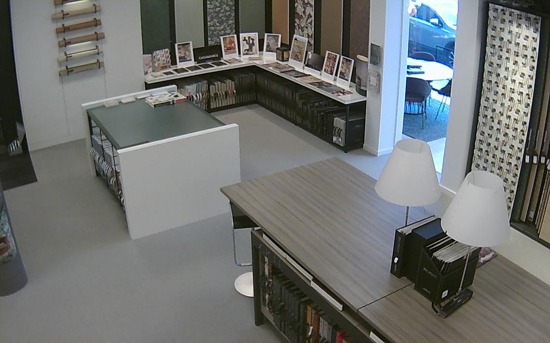 Панорамный вид комнаты с письменным столом и стульями