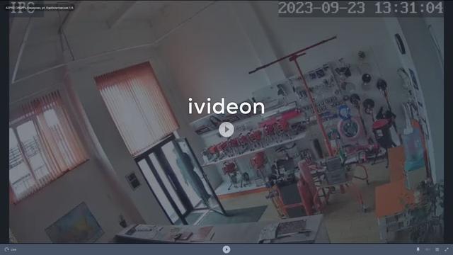Скриншот тренажерного зала с видео на нем