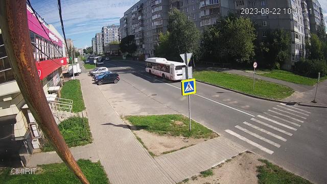 Вид на улицу с автомобилями и автобусом