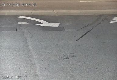 Изображение улицы с белой стрелкой, указывающей направо