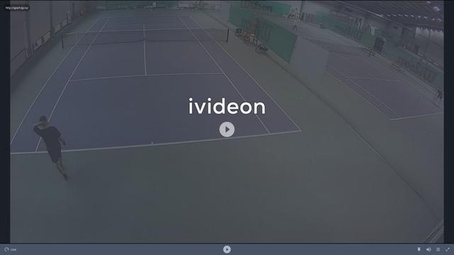 Теннисный корт с видеоплеером на нем
