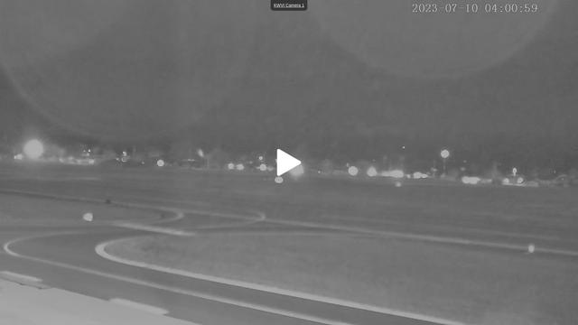 Размытое изображение аэропорта с самолетом на заднем плане