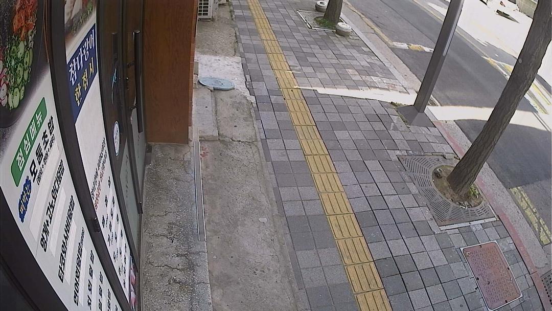 Человек, стоящий на тротуаре рядом с велосипедом