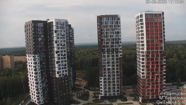 Группа высоких зданий, расположенных рядом друг с другом