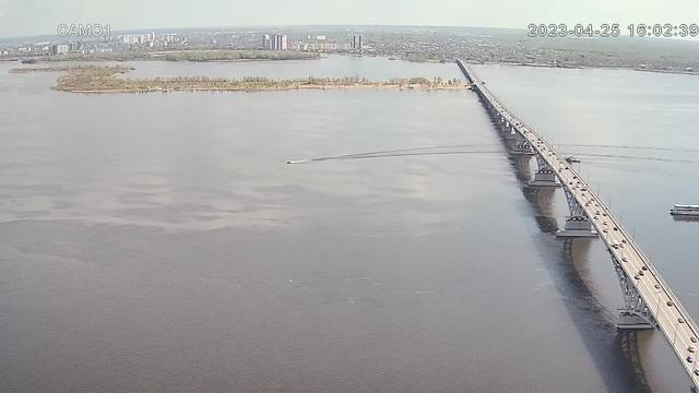 Вид с воздуха на мост через большой водоем