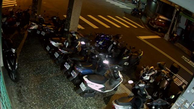 Группа мотоциклов, припаркованных рядом друг с другом