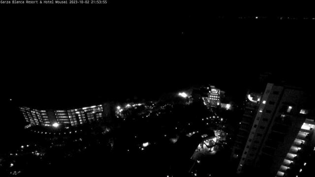 Черно-белое фото ночного города
