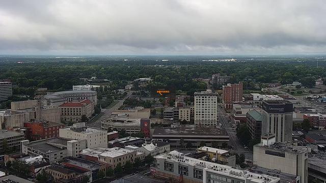 Вид с воздуха на город с высокими зданиями