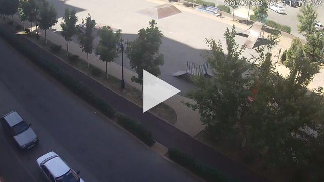 Вид с воздуха на парковку с автомобилями, припаркованными на обочине дороги