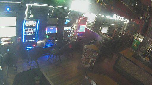 Комната казино с игровыми автоматами и неоновыми огнями