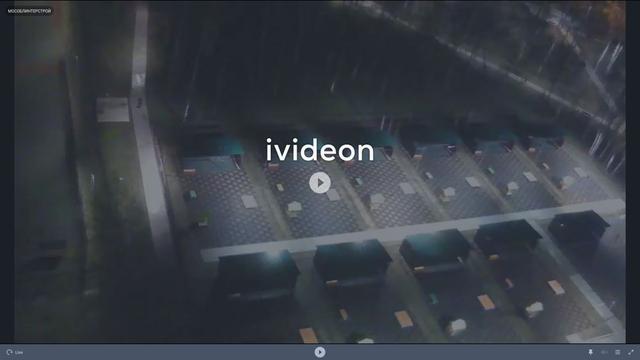 Вид с воздуха на парковку с видеоэкраном