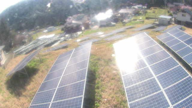 Вид с воздуха на солнечные батареи в поле