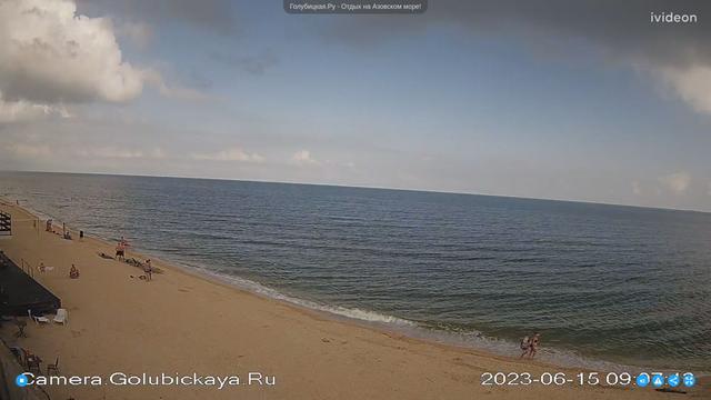 Веб-камера снимает пляж с людьми на нем