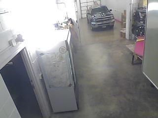 Холодильник и морозильная камера в комнате