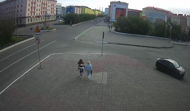 Пара людей идет по улице