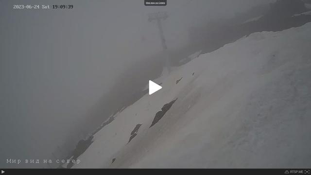 Веб-страница со сноубордистом, спускающимся с горы