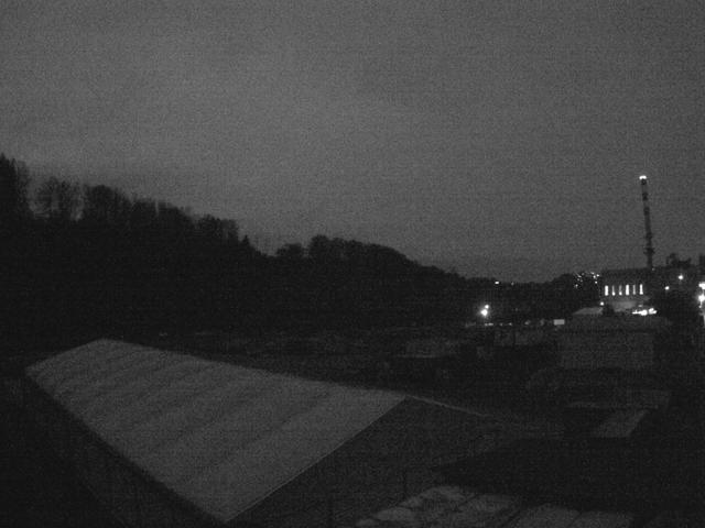 Черно-белое фото фабрики ночью.