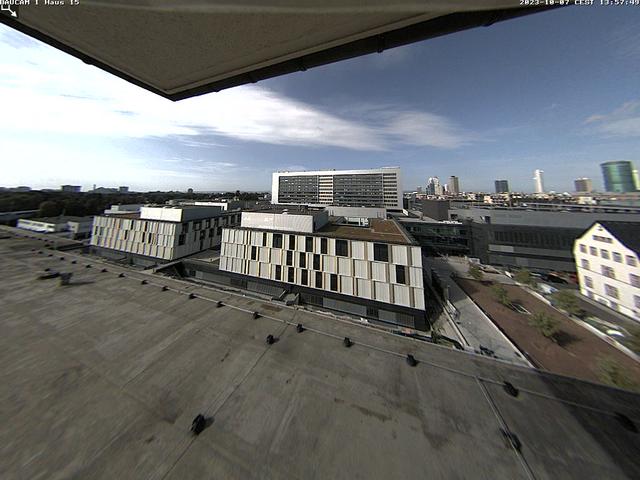 Вид на город с крыши здания