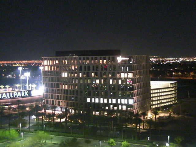 Ночной вид на большое здание с включенным светом