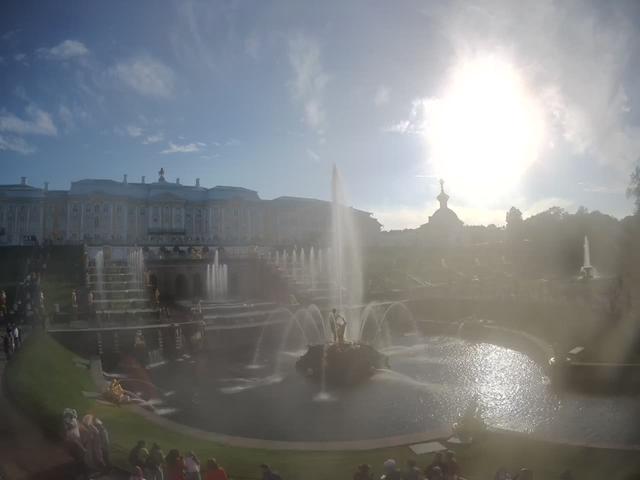 Вид на фонтаны большого каскада перед Петергофским дворцом.