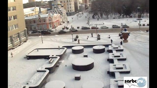 Вид с воздуха на городскую площадь с фонтаном