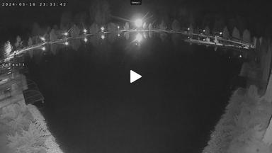 Черно-белое фото озера ночью