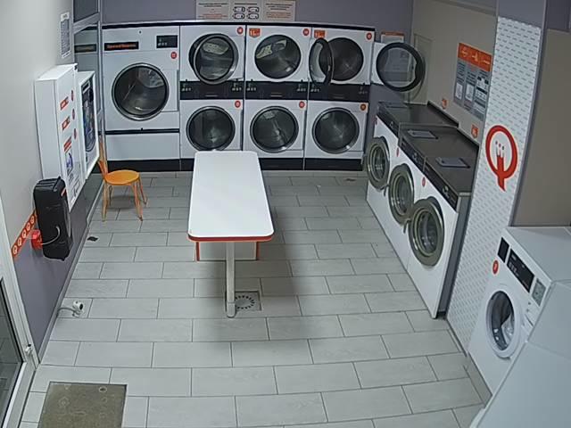 Комната, в которой есть куча стиральных машин