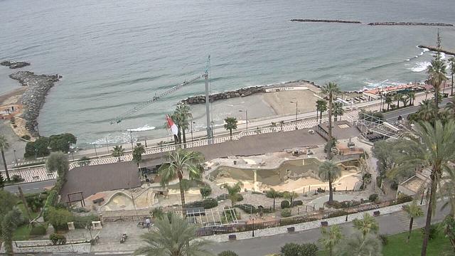 Вид с воздуха на пляжный курорт с бассейном
