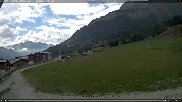 A webcam image of a village in the mountains