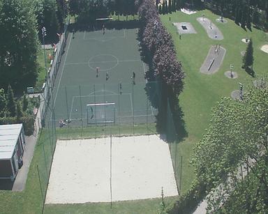 Вид с воздуха на футбольное поле и баскетбольную площадку