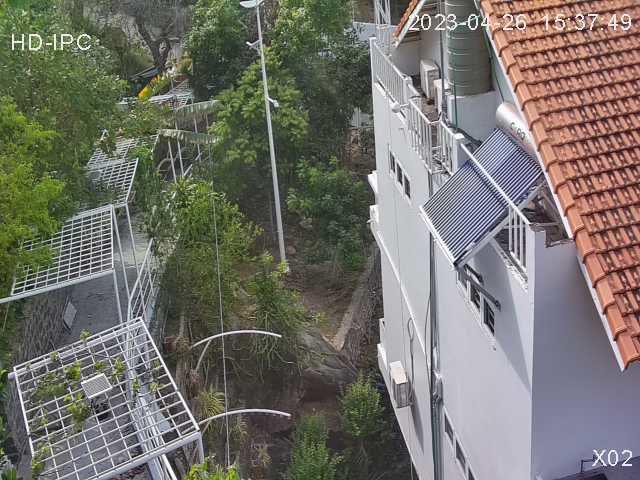 Вид с воздуха на дом с солнечной панелью на крыше