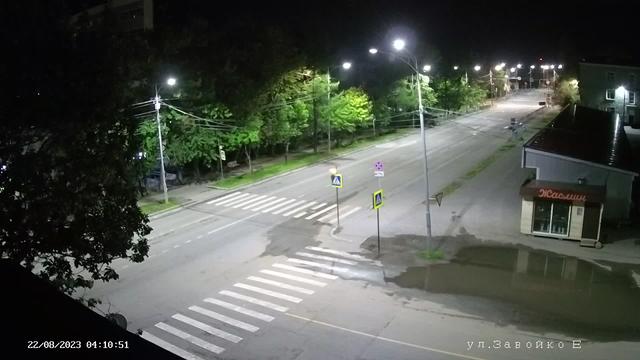 Улица ночью с включенными уличными фонарями