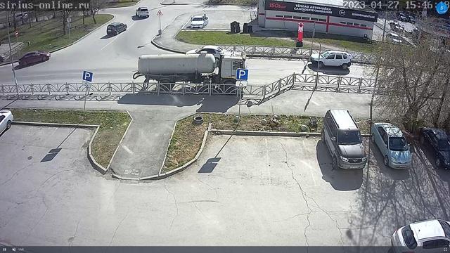 Вид с воздуха на парковку с припаркованными на ней автомобилями