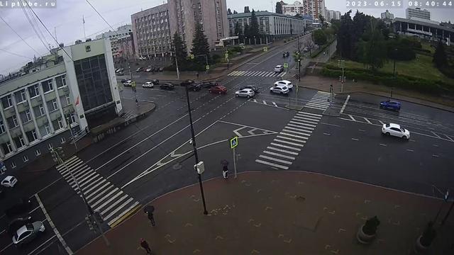 Вид с воздуха на городскую улицу с автомобилями