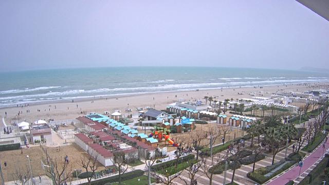 Вид с воздуха на пляж и океан