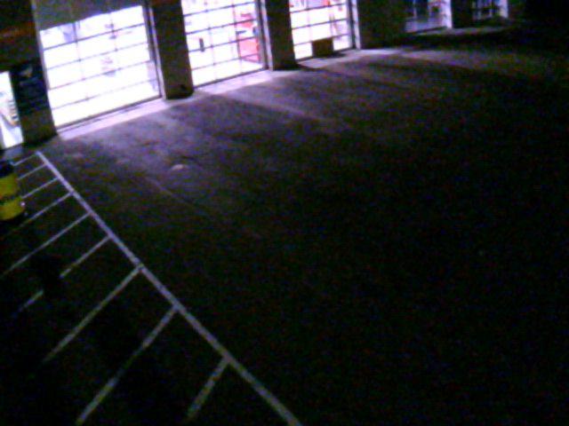 Пустой гараж в ночное время