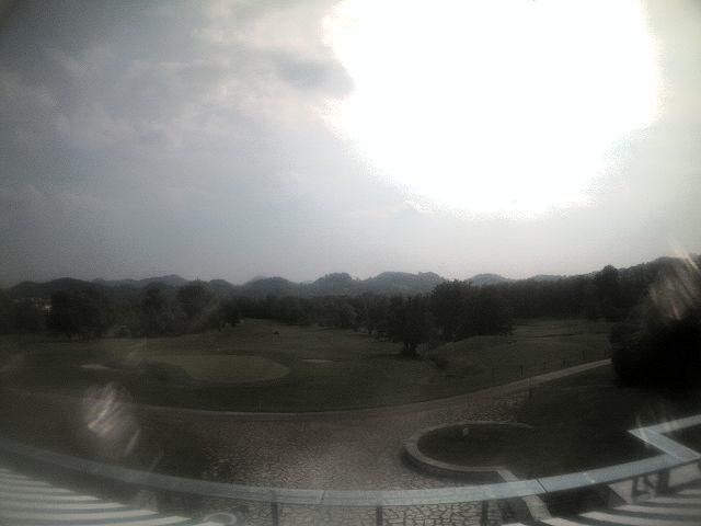Вид на поле для гольфа с высокого ракурса