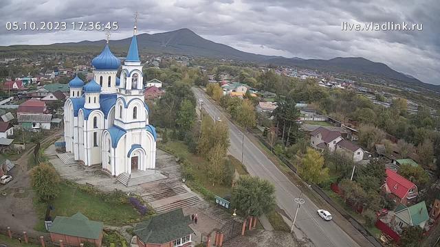 Вид с воздуха на церковь в маленьком городке