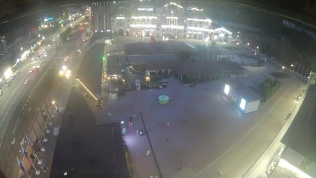 Вид с воздуха на улицу города ночью